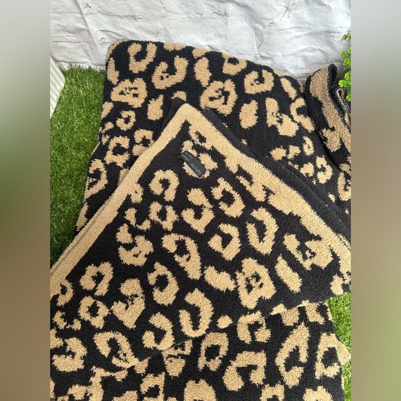 BAREFOOT DREAMS Midnight/ Camel Throw Blanket gently used $180 - Picture 12 of 12